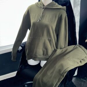 Two-piece Woman’s Puma Jogging Suit